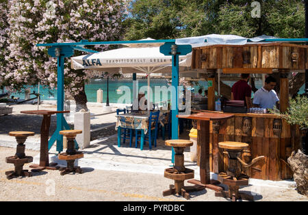 Taverna à Assos Village, Kefalonia, Grèce Banque D'Images