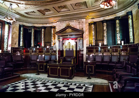 En opulent intérieur du temple maçonnique à l'hôtel Andaz avec AUDI VIDE TACE (entendre, voir, Hush) citation latine au-dessus du trône, London, UK Banque D'Images