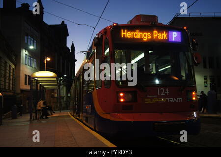 Sheffield Supertram au premier feu Banque D'Images