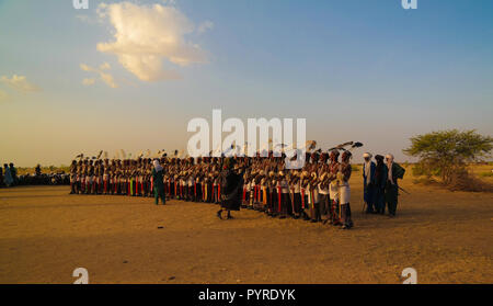 Men dancing Yaake danser et chanter au festival Guerewol - 23 septembre 2017 InGall village, Agadez, Niger Banque D'Images