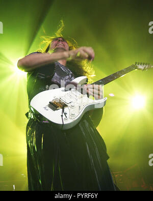 ATLANTA, GA - 19 juillet : guitariste Steve Vai effectue pendant le G3 Tour à la Tente à Atlanta, Géorgie le 19 juillet 2001. Crédit : Chris McKay / MediaPunch Banque D'Images