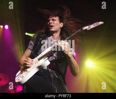 ATLANTA, GA - 19 juillet : guitariste Steve Vai effectue pendant le G3 Tour à la Tente à Atlanta, Géorgie le 19 juillet 2001. Crédit : Chris McKay / MediaPunch Banque D'Images