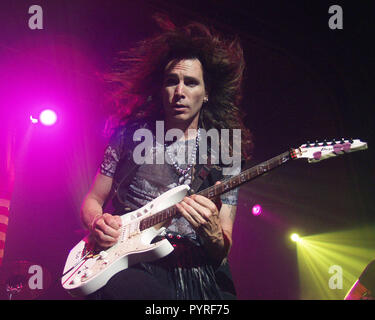 ATLANTA, GA - 19 juillet : guitariste Steve Vai effectue pendant le G3 Tour à la Tente à Atlanta, Géorgie le 19 juillet 2001. Crédit : Chris McKay / MediaPunch Banque D'Images