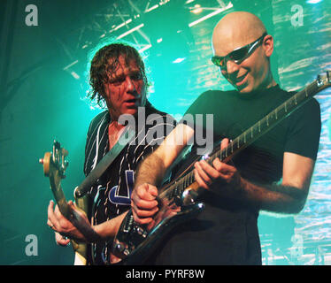 ATLANTA, GA - 19 juillet : Stu Hamm et Joe Satriani effectuer lors du G3 d' au tabernacle à Atlanta, Géorgie le 19 juillet 2001. Crédit : Chris McKay / MediaPunch Banque D'Images