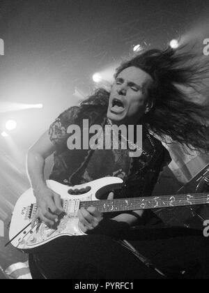 ATLANTA, GA - 19 juillet : guitariste Steve Vai effectue pendant le G3 Tour à la Tente à Atlanta, Géorgie le 19 juillet 2001. Crédit : Chris McKay / MediaPunch Banque D'Images