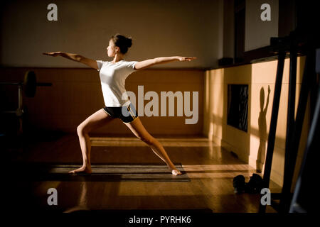 Woman doing yoga dans une salle de sport. Banque D'Images