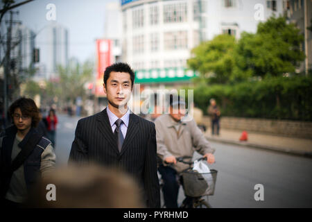 Jeune homme d'adultes en dehors de la ville. Banque D'Images