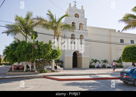 Église traditionnelle avec des palmiers qui poussent sur le trottoir. Banque D'Images