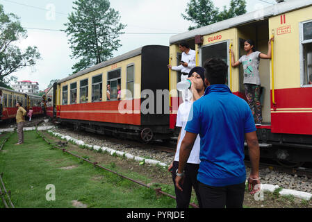 L'étroite 'petit train' (petit, train à voie étroite) que la grimpe lentement près de 100km de la Kalka Shimla aux plaines d', assis sur le dessus de la partie inférieure Banque D'Images