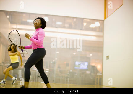 Deux femmes jouer racquetball ensemble. Banque D'Images