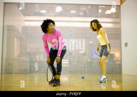 Deux femmes jouer racquetball ensemble. Banque D'Images