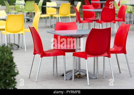 Table et chaises dans un café vide Banque D'Images