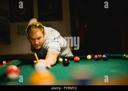 Un homme jouant au billard. Banque D'Images