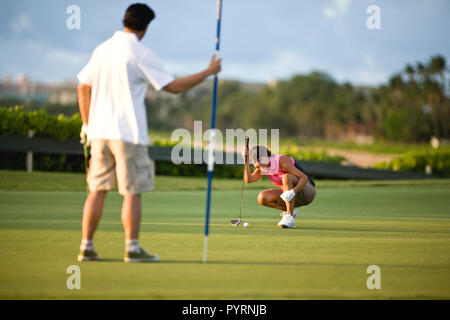 Woman at golf met en place. Banque D'Images