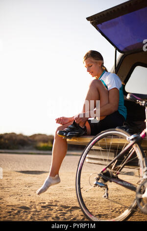 Un cycliste féminine se prépare pour la formation. Banque D'Images