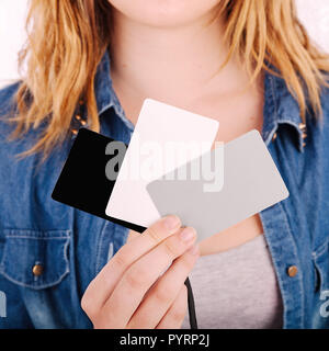 18 Pourcentage de la carte grise gris, blanc et noir carte utilisée pour la photographie avec jeune fille en arrière-plan Banque D'Images