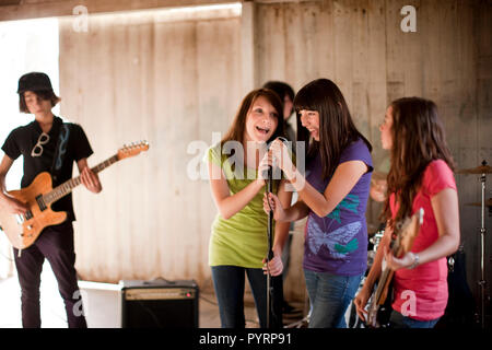 Les adolescents de s'amuser ensemble pratiquant dans leur bande. Banque D'Images