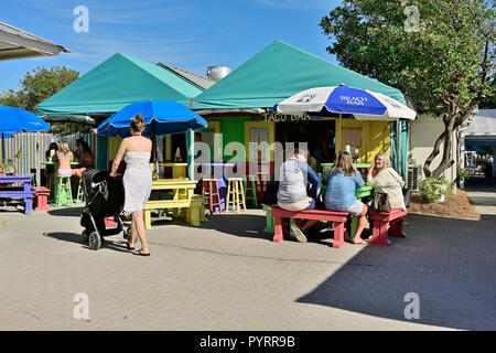 La famille, les jeunes filles et une mère avec une poussette à une une piscine Taco Bar restaurant dans la ville de villégiature de Seaside en Floride, aux États-Unis. Banque D'Images