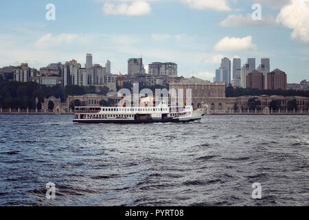 Avis public traditionnel de ferry sur le Bosphore et la partie européenne d'Istanbul. Banque D'Images