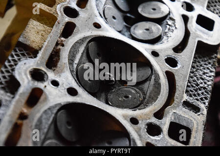 Soupape dans un dépôt sur le couvercle de la boîte de soupapes du moteur. Banque D'Images