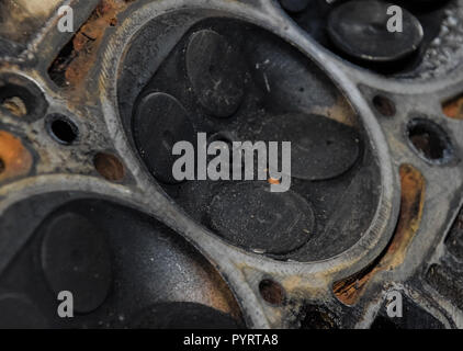 Soupape dans un dépôt sur le couvercle de la boîte de soupapes du moteur. Banque D'Images