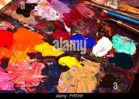 Couteau à palette et pinceaux dans la palette pour mélanger les peintures à l'huile Banque D'Images