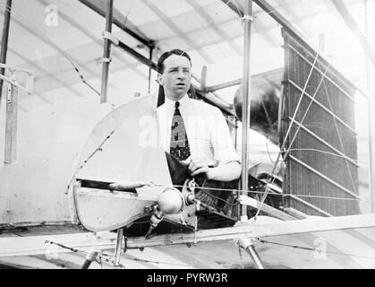 Photo montre aviateur anglais Thomas Octave Murdoch Sopwith (1888-1989) dans le biplan Wright Howard ca. 1910 Banque D'Images