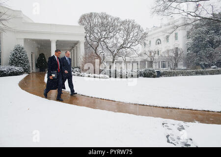 Le président Barack Obama quitte la Maison Blanche avec son directeur des affaires législatives Phil Shiliro la capitale américaine en route pour rencontrer les membres du Congrès républicain, 1/27/09. Banque D'Images