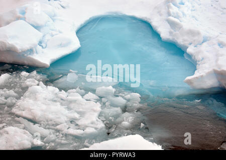 La glace est poussée à l'opposé de la coque du garde-côte de Healy le 26 août 2009. Banque D'Images