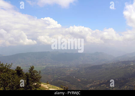 La vue de la vallée de Katmandou comme vu de Dhulikhel après une courte randonnée. Prises au Népal, août 2018. Banque D'Images