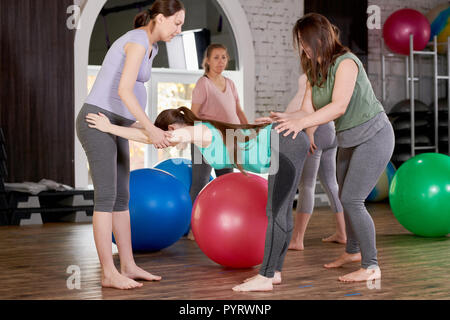 Les femmes enceintes de faire des exercices de groupe Banque D'Images