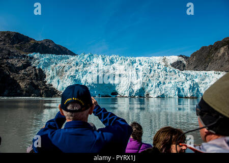 Affichage des touristes Holgate Glacier, Harding Icefield, Kenai Fjords National Park, Alaska, USA. Banque D'Images