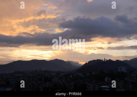 Le coucher du soleil romantique vue de Swayambhunath Stupa depuis le toit, à Katmandou. Prises au Népal, août 2018. Banque D'Images