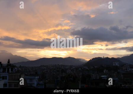 Le coucher du soleil romantique vue de Swayambhunath Stupa depuis le toit, à Katmandou. Prises au Népal, août 2018. Banque D'Images