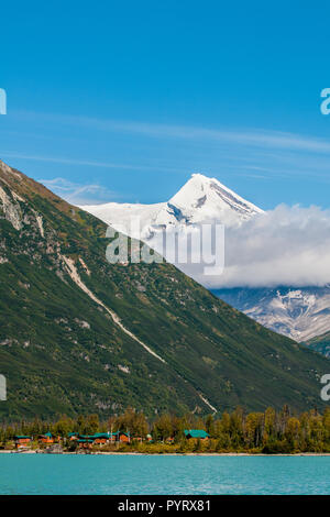 Redoute de la Mountain Lodge sur le lac Crescent avec Mont Redoubt, Lake Clark National Park et préserver, de l'Alaska, USA. Banque D'Images