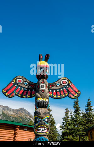 Totem, Redoubt Mountain Lodge sur Crescent Lake, Lake Clark National Park et préserver, de l'Alaska, USA. Banque D'Images