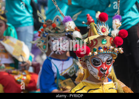 Les membres d'un ordre de bataille de Songjiang enfants effectuer dans Shanghai le 28 octobre 2018, le premier jour de la semaine - King long Boat Festival dans Shanghai Banque D'Images