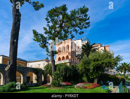 Vue panoramique à partir de la 'Giardini Principessa di Piemonte' historique luxueux de l'Hôtel Palazzo Sasso à Ravello, Campanie, Italie. Banque D'Images