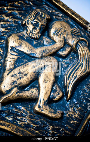 Détail de représentation artistique du signe astrologique du Verseau à partir d'une plaque d'antiquités Banque D'Images