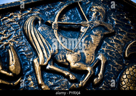 Détail de représentation artistique du signe astrologique du Sagittaire à partir d'une plaque d'antiquités Banque D'Images