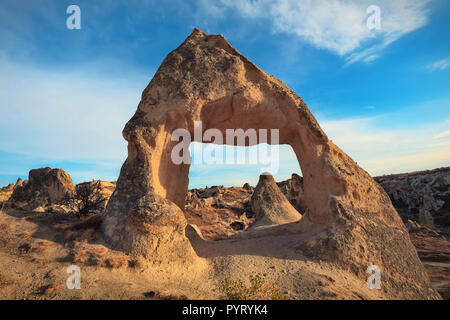 La vue sur l'arche rocheuse dans la vallée d'épées (Kiliclar vadisi) près de la ville de Göreme, en Cappadoce, Turquie Banque D'Images