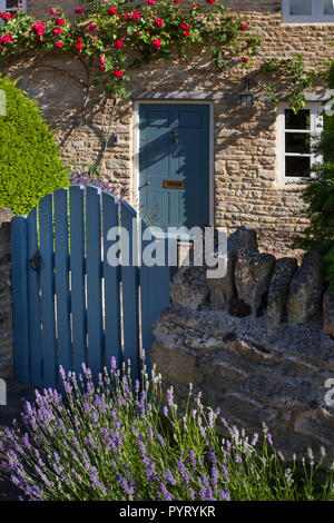 Gateway menant à pierre anglais cottage de chaume/Jardin de roses autour de porte,Angleterre,Europe Banque D'Images