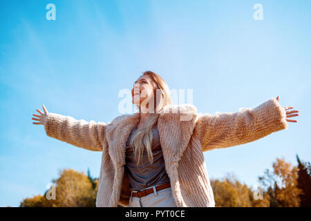 Happy smiling young girl with outstretched arms jouissant de la liberté. Banque D'Images