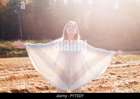 Happy smiling young girl with outstretched arms jouissant de la liberté. Banque D'Images