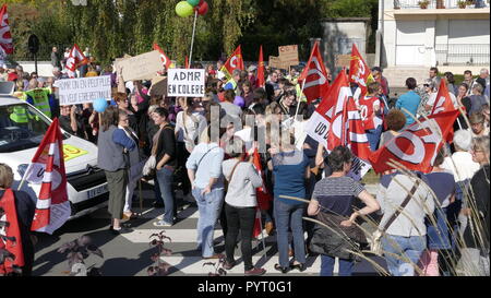 Démonstration d'employés pour la défense des services publics de santé, le 9 octobre 2018, la ville de Mayenne (Mayenne, Pays de la Loire, FR). Banque D'Images