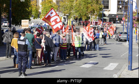 Démonstration d'employés pour la défense des services publics de santé, le 9 octobre 2018, la ville de Mayenne (Mayenne, Pays de la Loire, FR). Banque D'Images