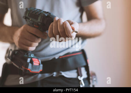 Bricoleur professionnel l'évolution d'un foret : rénovation et travaux manuels concept Banque D'Images