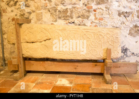 L'arbre de la croix en pierre décorées de Saxon à l'intérieur de monument Eglise de Saint Botolph, Iken, Suffolk, Angleterre, RU Banque D'Images