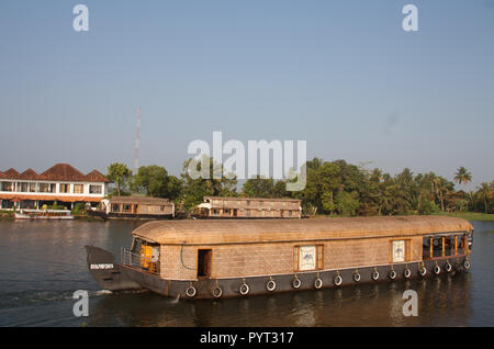 Le paysage des backwaters du Kerala présente une tapisserie fascinante de verdure luxuriante, de voies navigables tranquilles, de cocotiers balançant et de villages pittoresques Banque D'Images