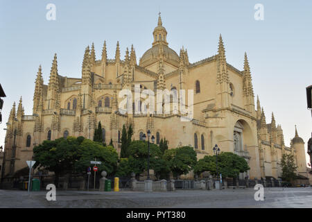 XVI siècle gothique cathédrale de Ségovie dans un jour nuageux tôt le matin à partir de la Plaza Mayor (place principale), Ségovie, Espagne Banque D'Images